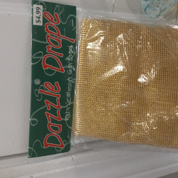 8 Decorator Birds, 2 white sleighs,mesh garland - Picture 5 of 8